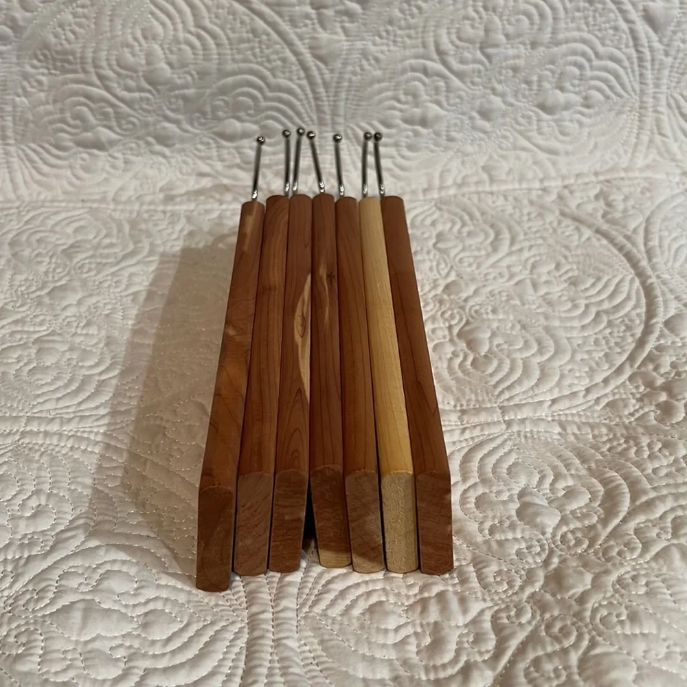 Set of 7 cedar hang ups and 2 fragrance‎ sachets